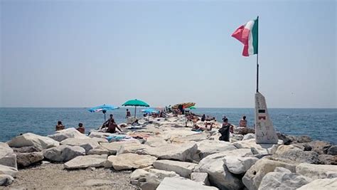 Beach @ Massa, Italy | Deline Los | Flickr