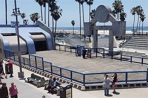 Why is the iconic Muscle Beach Gym in Venice Beach empty?