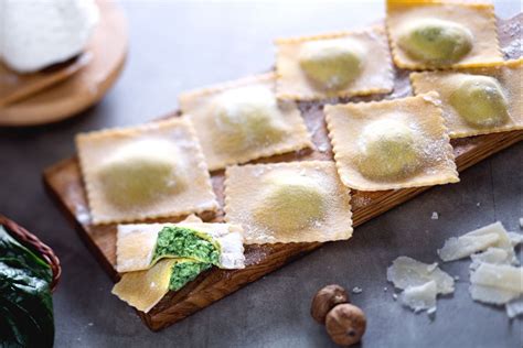 Ricotta and spinach ravioli - Italian recipes by GialloZafferano