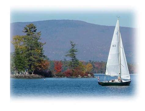 Fall Foliage and Leaf Peeping Around Lake Winnipesaukee in New Hampshire