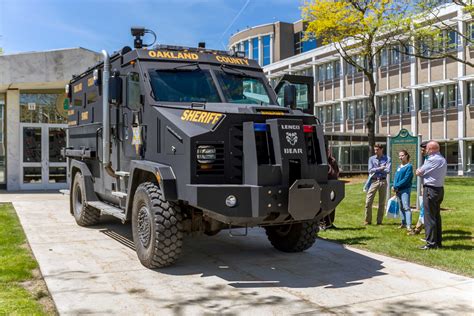 Students Tour SWAT Vehicle – Oakland County Blog