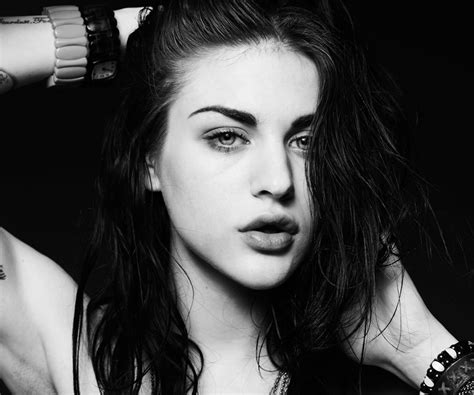 Frances Bean Cobain Opens Up About Her Relationship With Kurt Frances Bean Cobain, Complicated ...