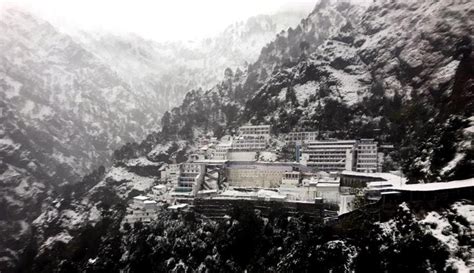 Snow at Vaishno Devi shrine, highway blocked due to heavy snowfall in ...