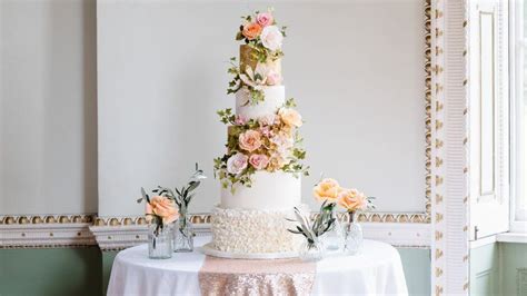 8 wedding cake display ideas: choosing your wedding table set up - Bluebell Kitchen