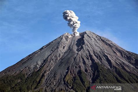 Gunung Semeru erupsi semburkan abu setinggi 400 meter - ANTARA News