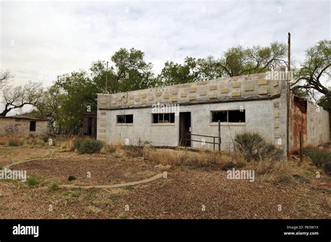 An abandoned commercial building in the Route 66 ghost town of Glenrio ...