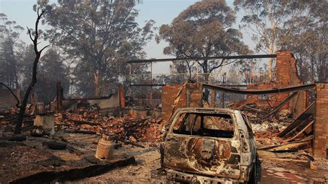 Buschbrände: Australien kämpft mit Feuer gegen die Feuerwand - WELT