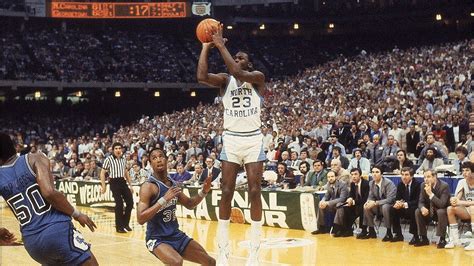 Neste dia da história, 29 de março de 1982, Michael Jordan acerta a ...