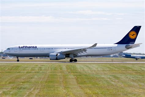 Súbor:Lufthansa Airbus A330-300 YUL 2009.jpg - Wikipédia