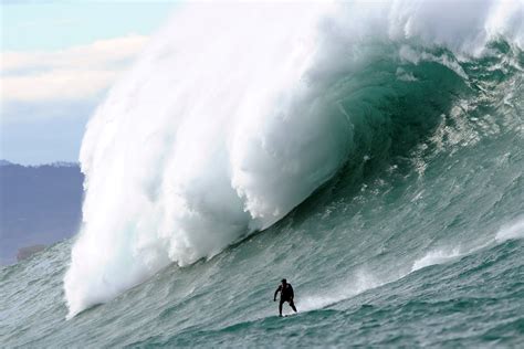 Giant waves lure surfers to France | SBS News