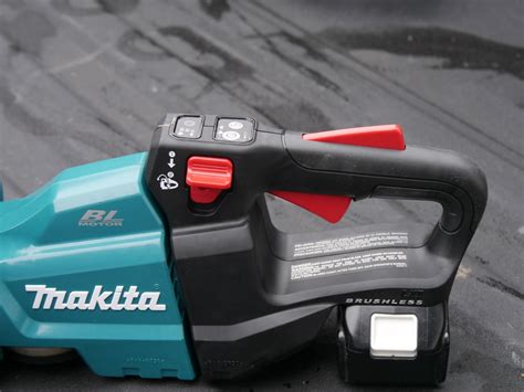 Makita Cordless Hedge Trimmer Review - Tools in Action