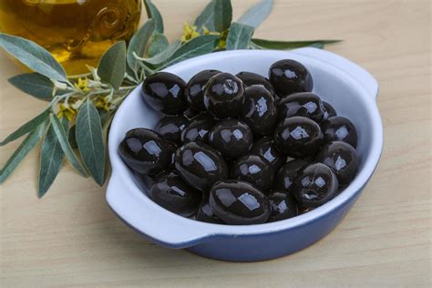 Black olives dish 12727995 Stock Photo at Vecteezy