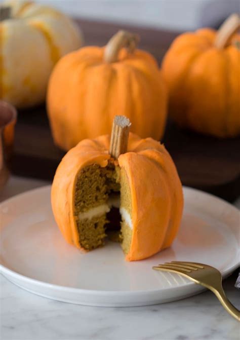 Easy Mini Pumpkin Cakes Recipe. How to design mini pumpkin cakes for halloween. Pumpkin mini ...