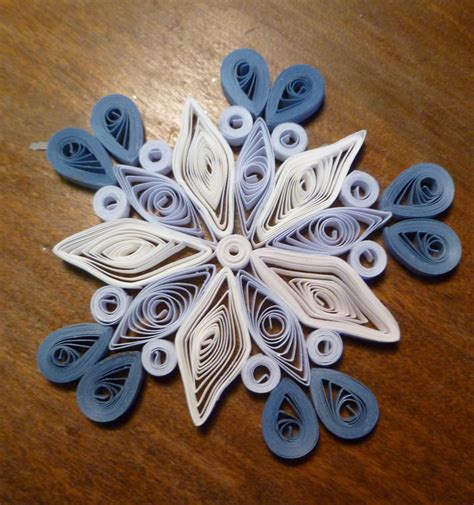 Always Springtime Flowers: Ombre Snowflake (and basic quilling tutorial)