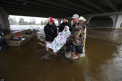 Efforts to rescue thousands from Houston flooding continue | Daily Mail Online