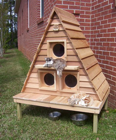 Outdoor Cat House for 3-6 Cats - Customizable - Free Shipping