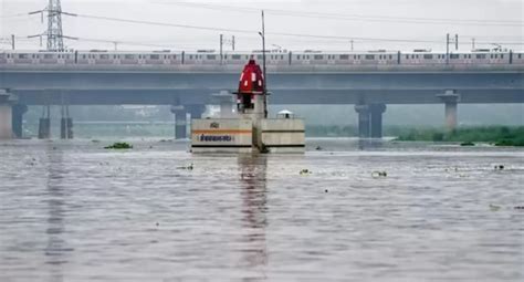 Yamuna swells further in Delhi, evacuation begins - Dynamite News