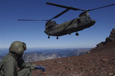 File:Mt Rainier CH-47 mountain resure training.jpg - Wikimedia Commons