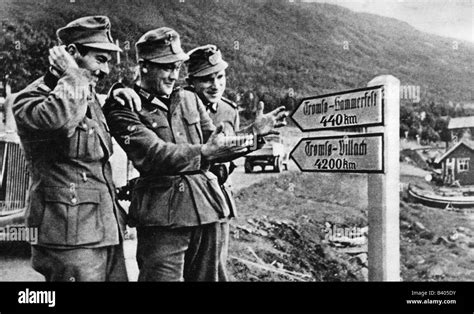 events, Second World War / WWII, Norway, German mountain infantrymen at a direction sign in ...