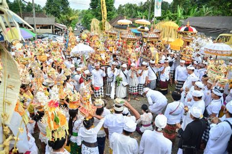 Balinese People`s Ritual at Pulasari`s Temple Editorial Stock Image ...