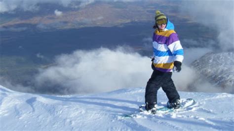 Skiing in Scotland until end of April 'possible' - BBC News