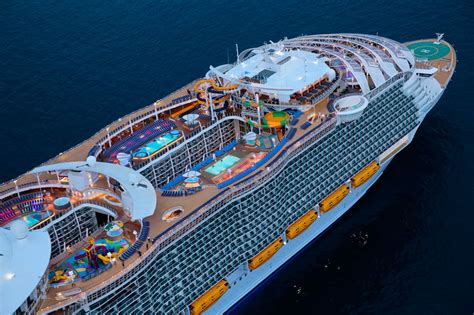 Onboard the World’s Largest Passenger Ship (25 Photos) » TwistedSifter