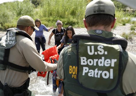 Border Patrol Is So Overwhelmed That Nearly 1000 Migrants A Day Are ...