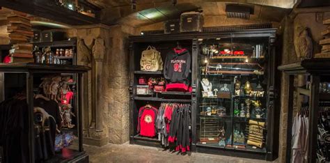 Exploring the Stores of Hogsmeade in The Wizarding World of Harry ...