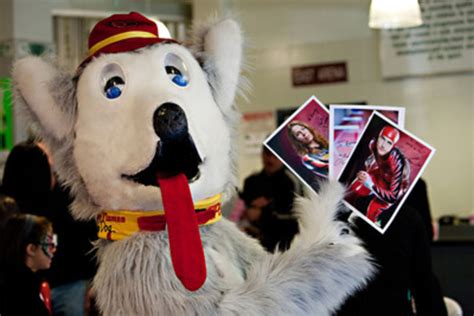 Calgary Flames Mascot Harvey The Hound / 90 Calgary Flames Mascot Jalur ...