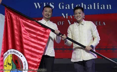 Rex Gatchalian passes the Valenzuela flag to brother Wes