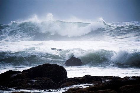 Crashing tidal waves during the King Tides on Oregon's rocky coast ...