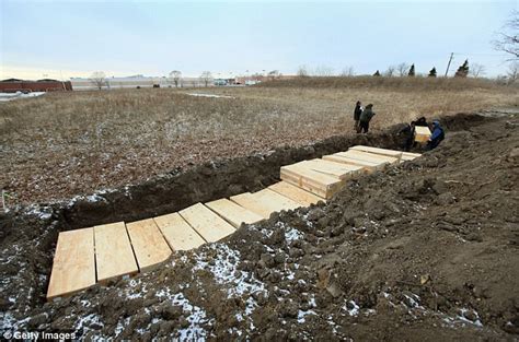 Third world America: Pics of paupers grave in Chicago | Daily Mail Online