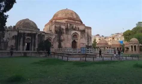 Hauz Khas Fort Delhi: Ticket Price, History, Timings, Photos, Nearest ...