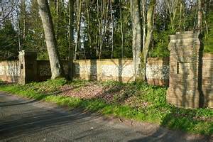 Wall at Roundwood © Graham Horn cc-by-sa/2.0 :: Geograph Britain and Ireland