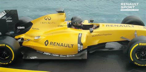 VIDEO: New 2016 Renault F1 livery surfs to shore Paul Tan - Image 462175