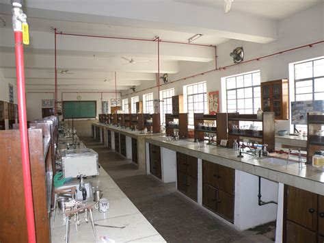 File:Senior chemistry lab at Mother's International School, Delhi.JPG ...