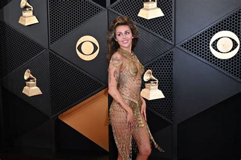 Miley Cyrus wears a naked dress made of gold safety pins at the 2024 Grammys | Al Bawaba