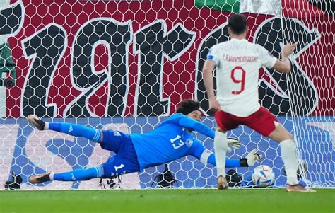 Guillermo Ochoa saves the day (again) for Mexico, stopping Robert ...