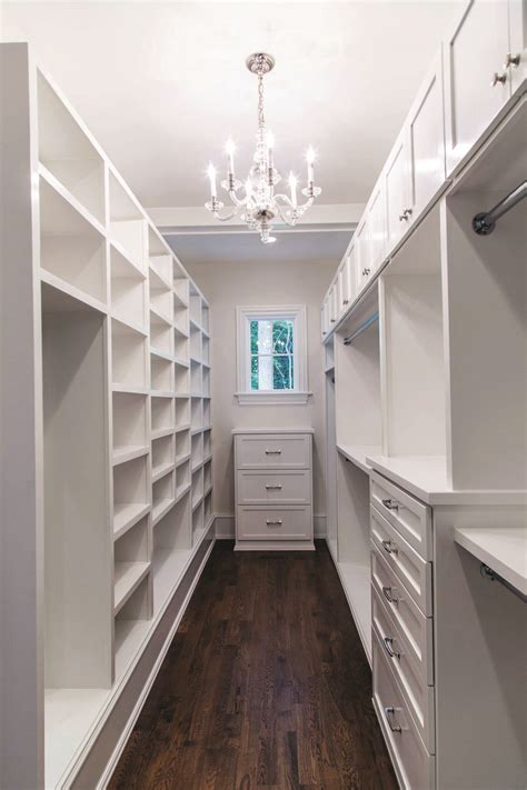 10+ Narrow Small Walk In Closet Ideas – HomeDecorish