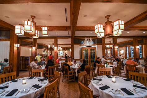 Yachtsman Steakhouse dining room | Andrew Long | Flickr