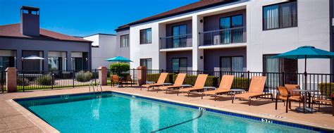 Fort Worth Hotels with Outdoor Pool | Courtyard Fort Worth University Drive