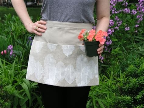 Easy Gardening Apron | AllFreeSewing.com