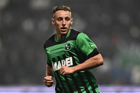 Man United join race for Sassuolo midfielder Davide Frattesi