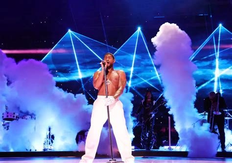 The Breakdown Of Usher’s Undeniable Super Bowl Performance Glow using ...