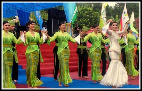 Tarian Tradisional Daerah Minahasa Sulawesi Utara Tari Maengket - Tradisional18