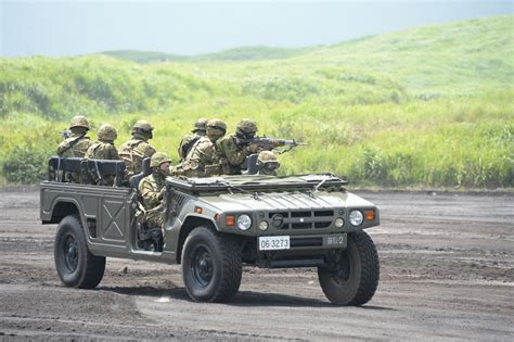 Japanese soldiers riding on a Toyota high mobility vehicle [2048 x 1363] | 陸上自衛隊, 軍車, 車両