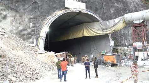 India tunnel rescue efforts paused over fears of cave-in - eNCA