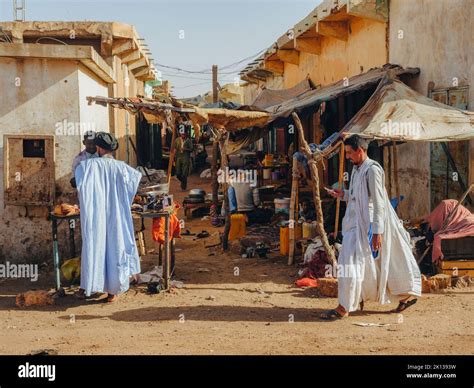 Les rues et les habitants d'un village entre Kiffa et Ayoun, Mauritanie ...