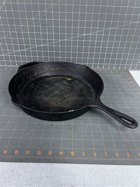 Cast Iron Fry Pan Skillet | EstateSales.org