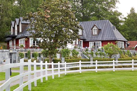 The 6 Best Options for Farmhouse Fences